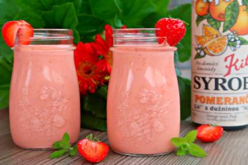 Zdravé jahodovo-mrkvovej smoothie s pomarančom