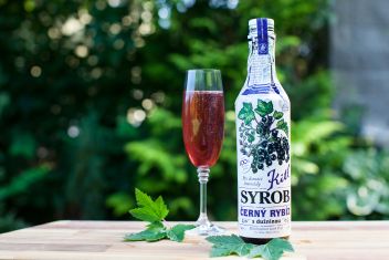 Namiešajte si Kir Royal s černorybízovým sirupom Kitl