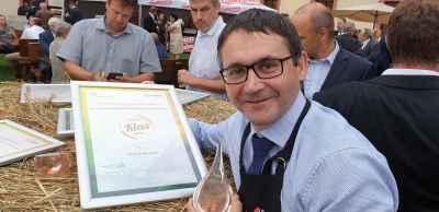 Jan Vokurka preberá ocenenie Zlatý klas pre Syrob Uhorka BIO